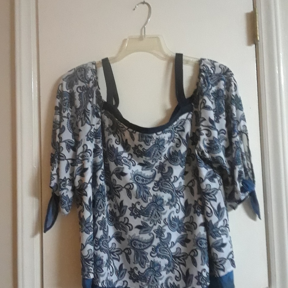 Blouse with off-the-shoulder sleeves